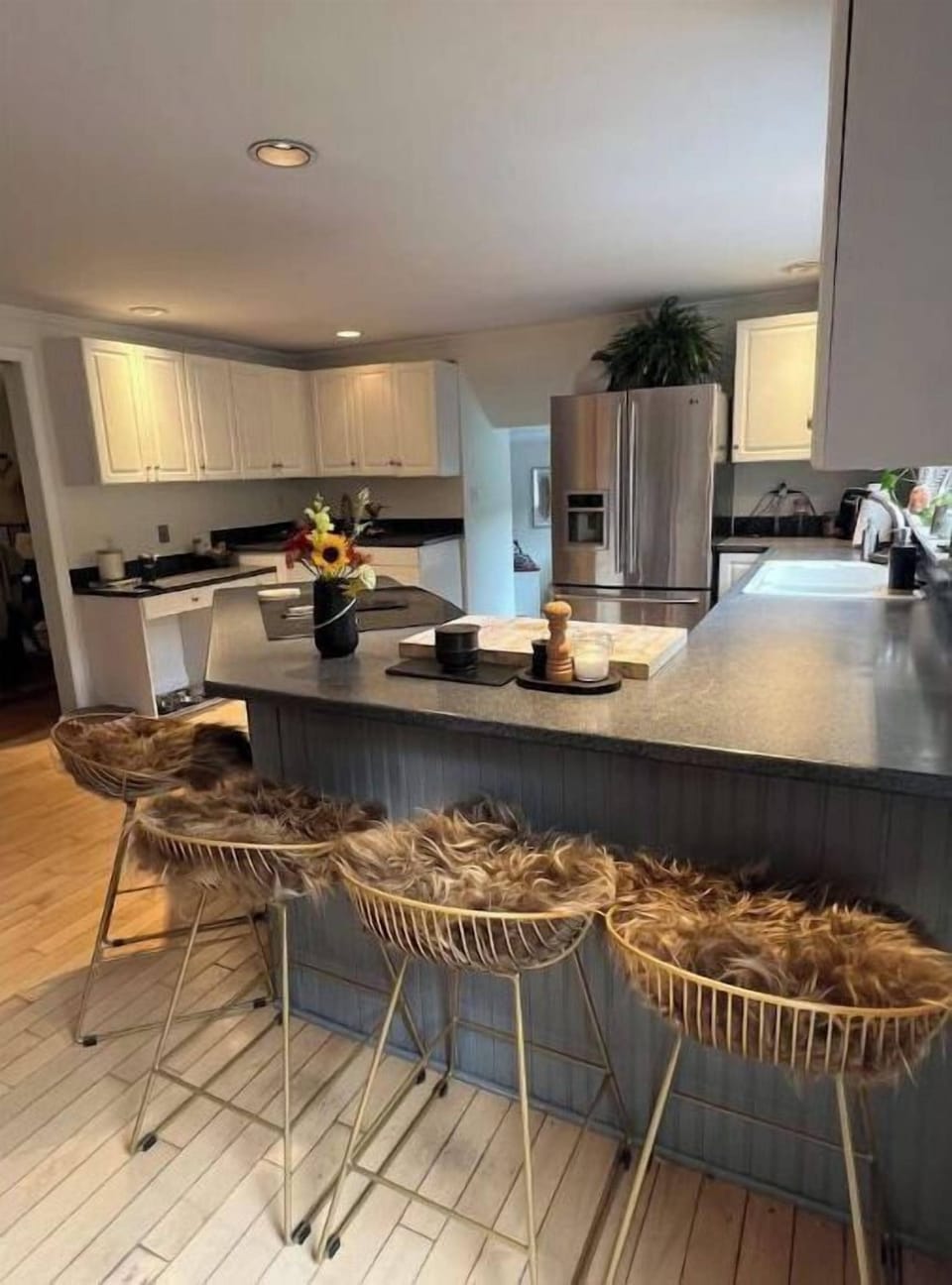 Full kitchen with eat-in bar.