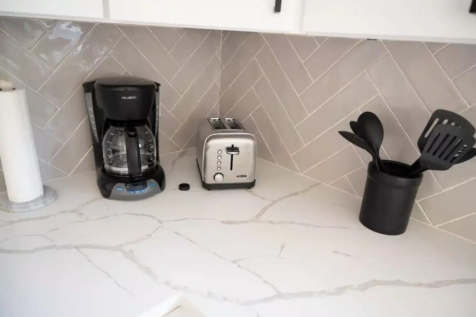 Coffee maker, toaster 