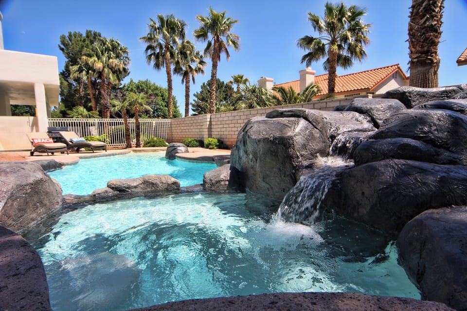 Hot Tub, 2 Waterfalls, Jets, Light. Relax and enjoy. 2 hours heat/day included.