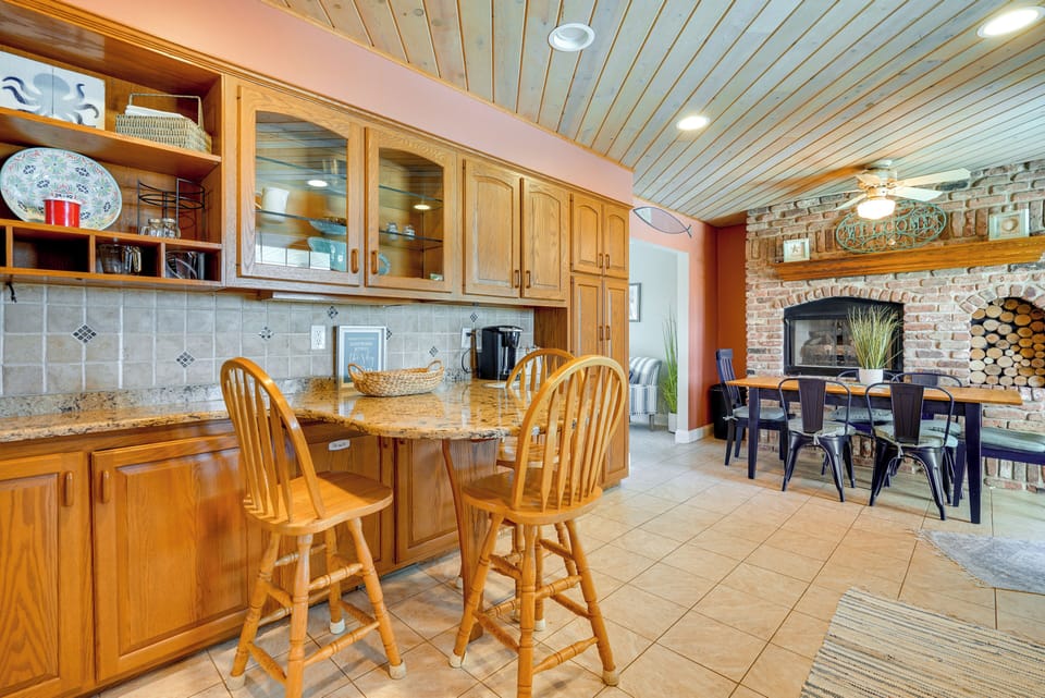 Dining Area | Dishware/Flatware Provided