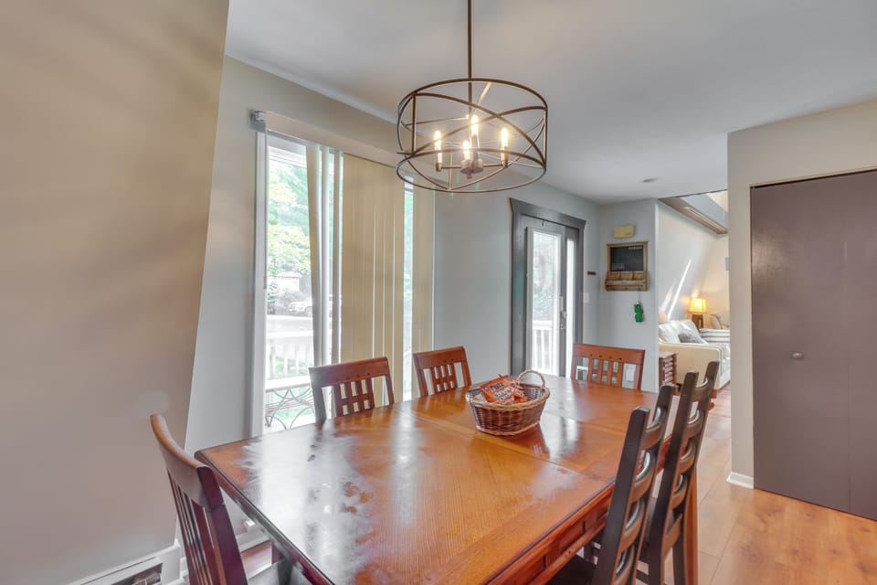 Dining Area | Dishware & Flatware Provided