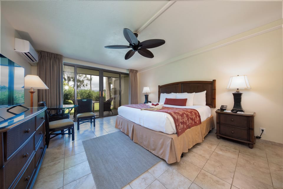 Unit with King size bed. Exact unit will be assigned upon arrival. Views, colors and decor may vary.