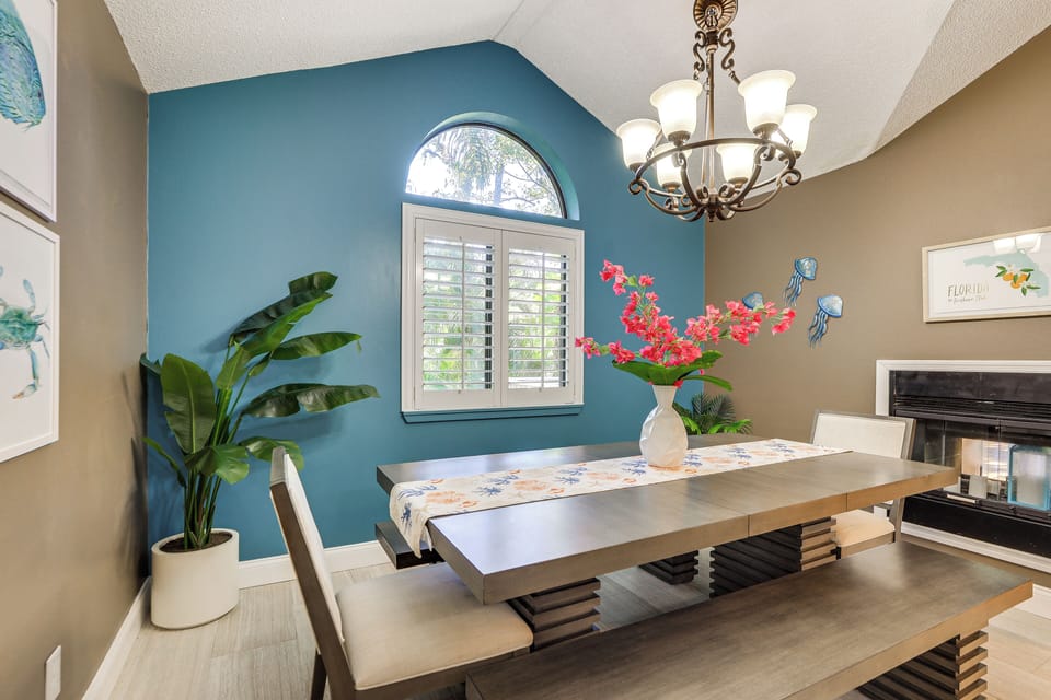 Dining Area | Dishware/Flatware Provided