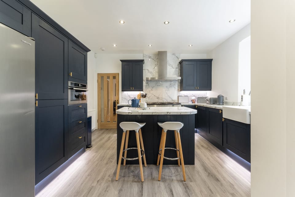 Breakfast island with 2 stools