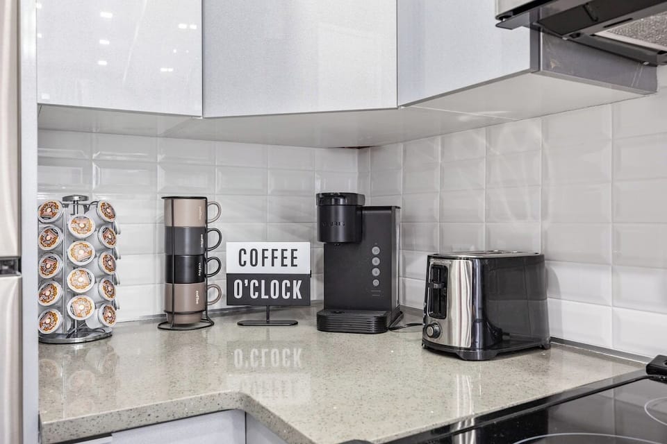 Indulge in a caffeine paradise: Discover the perfect blend of aroma, taste, and style with our exquisite coffee set. Brew your favorite cup of bliss and savor the moments of pure indulgence.