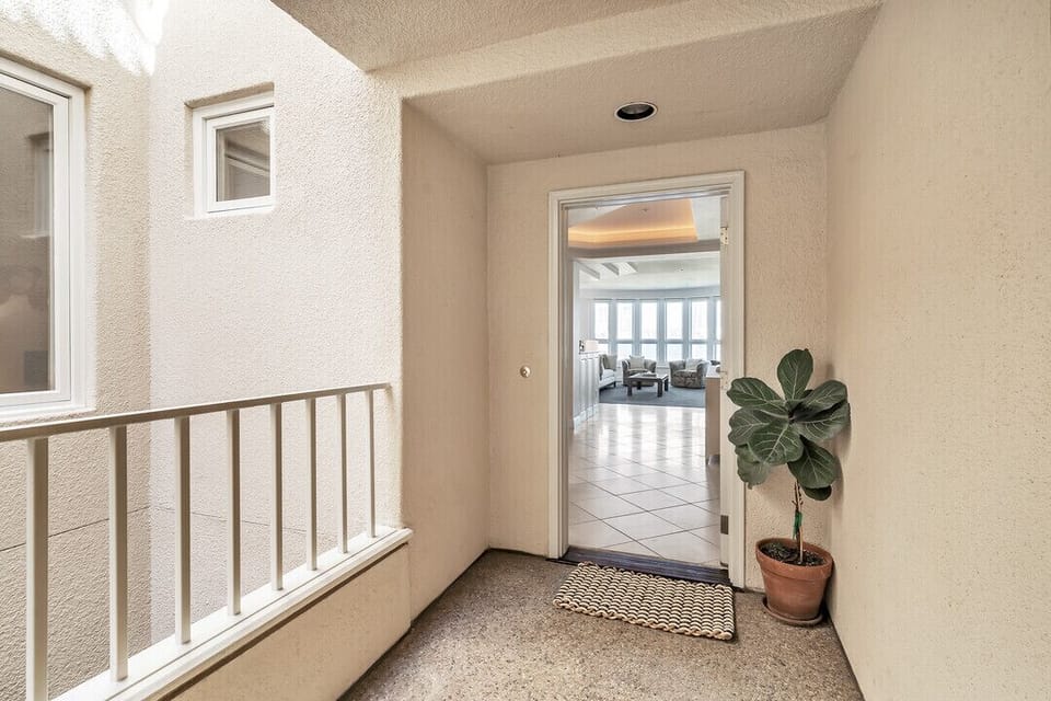 Entry way great for mobility challenged - no stairs required anywhere
