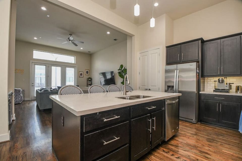 Full chef's kitchen w/ island seating and stainless appliances