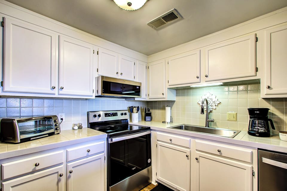 Full-service kitchen - ready for culinary delights
