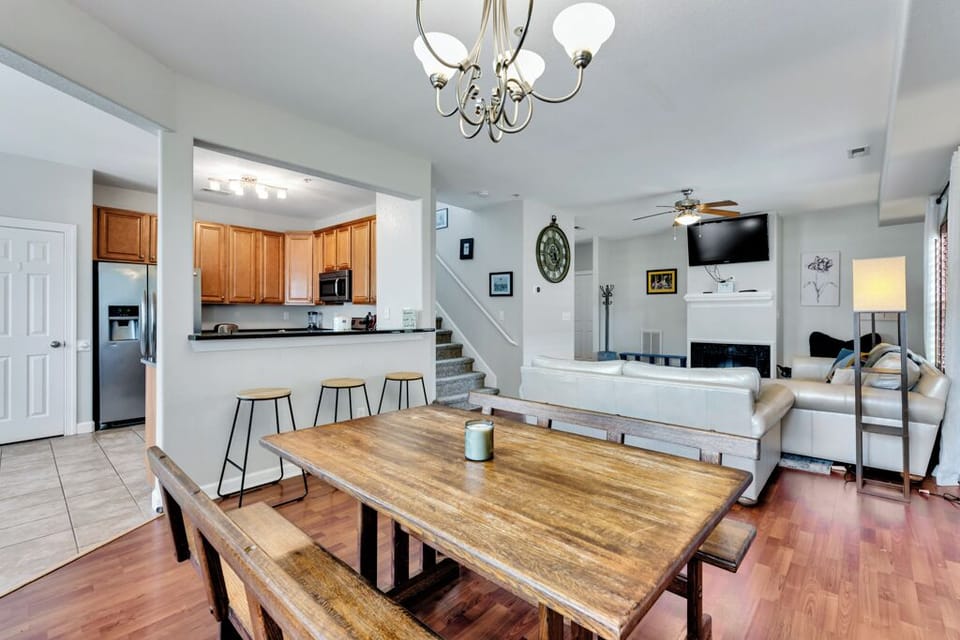 Enjoy having your meal together while watching the TV!