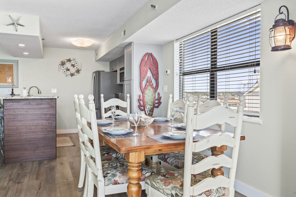 Spacious dining area for 6 