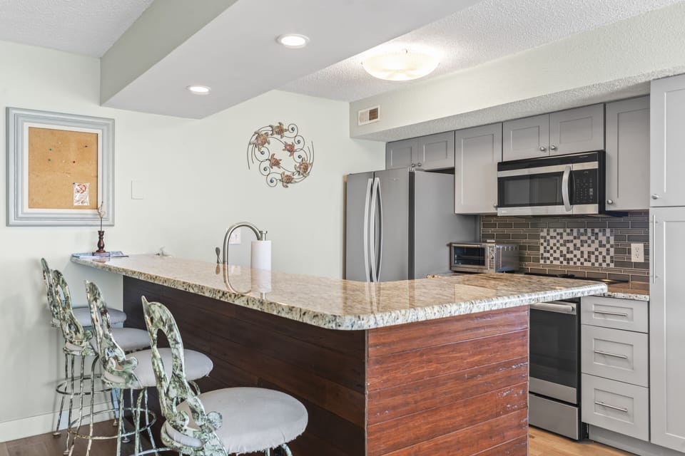 Fully equipped kitchen -Bar seating for 4 