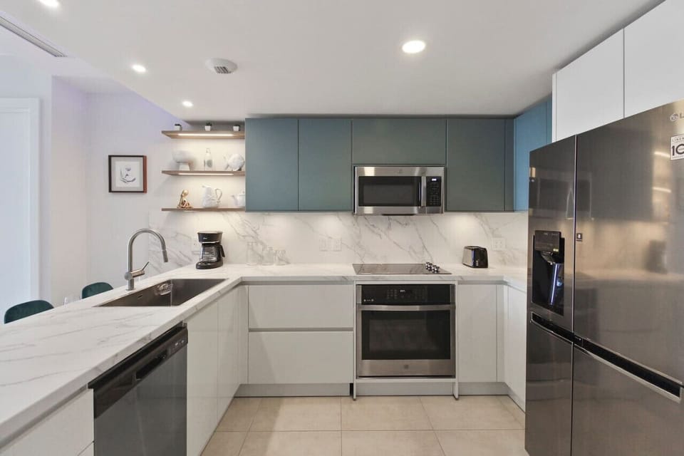 The kitchen is completely equipped with cutting-edge cooking appliances, making it ideal for preparing any meal, from a simple breakfast to a three-course gourmet dinner.