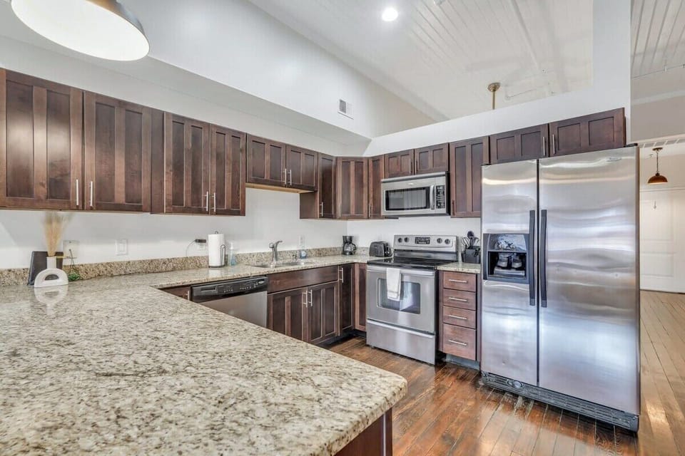 Another view of the kitchen!