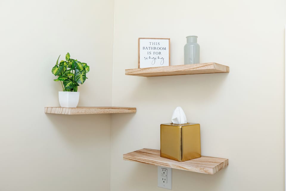Master Bathroom w/Shower Tub Combo & bath essentials