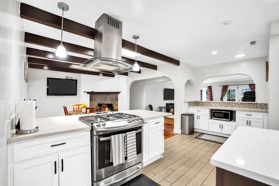 Beautiful full kitchen