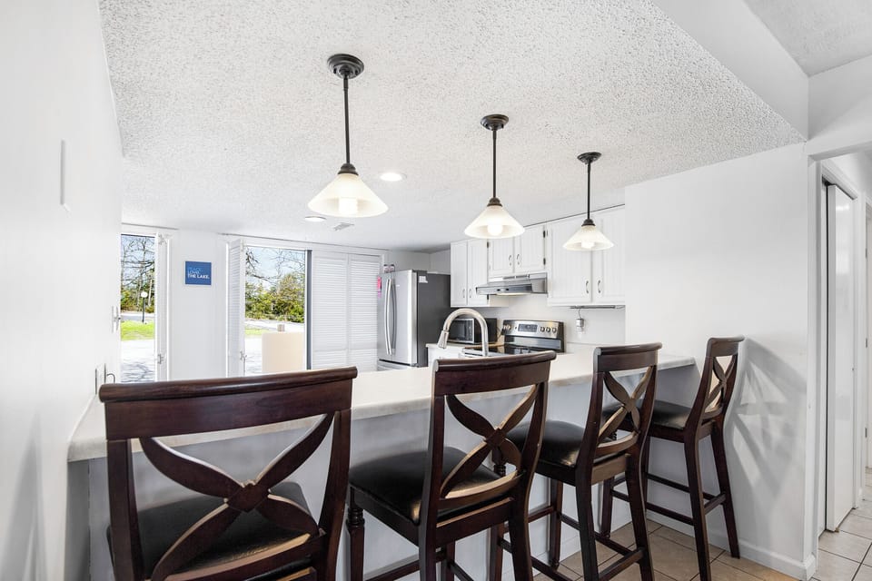 Breakfast bar seating with great lighting.
