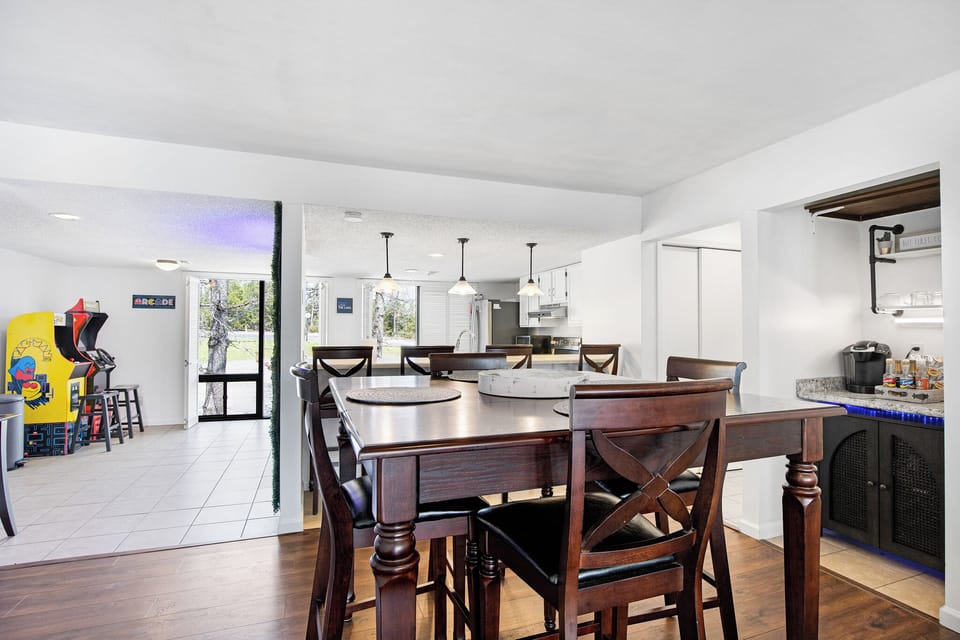 Great dining area complimented by a coffee station and great lighting.