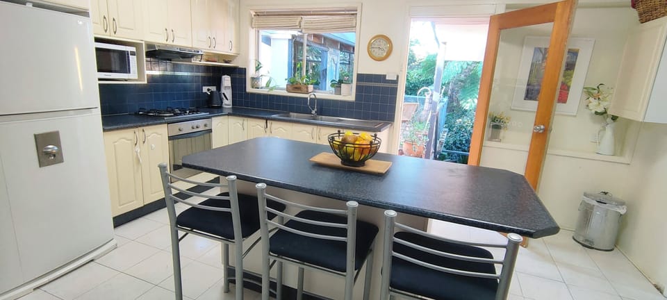 Fully equipped kitchen. No dishwasher.