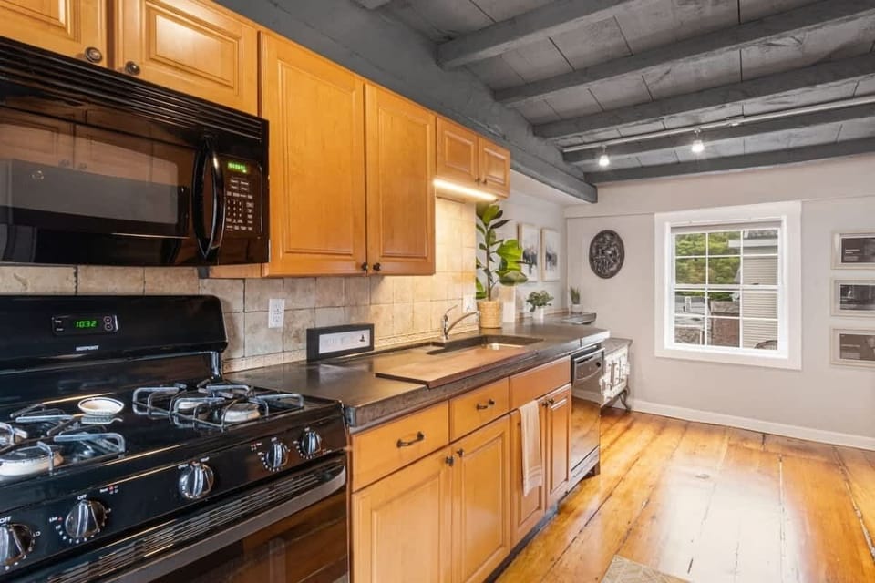 Cook with Comfort & Style! ❄️ This charming kitchen is perfect for hearty winter meals and cozy seasonal gatherings with loved ones.