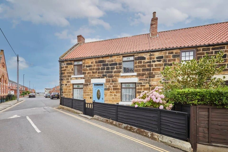 Stone Row, Skinningrove - Host & Stay