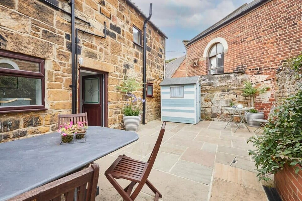 Stone Row, Skinningrove - Host & Stay