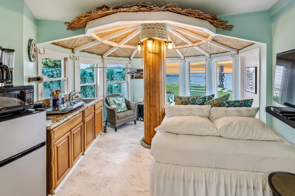 Beside the bed, a kitchenette lets early risers start quietly without waking the house.
