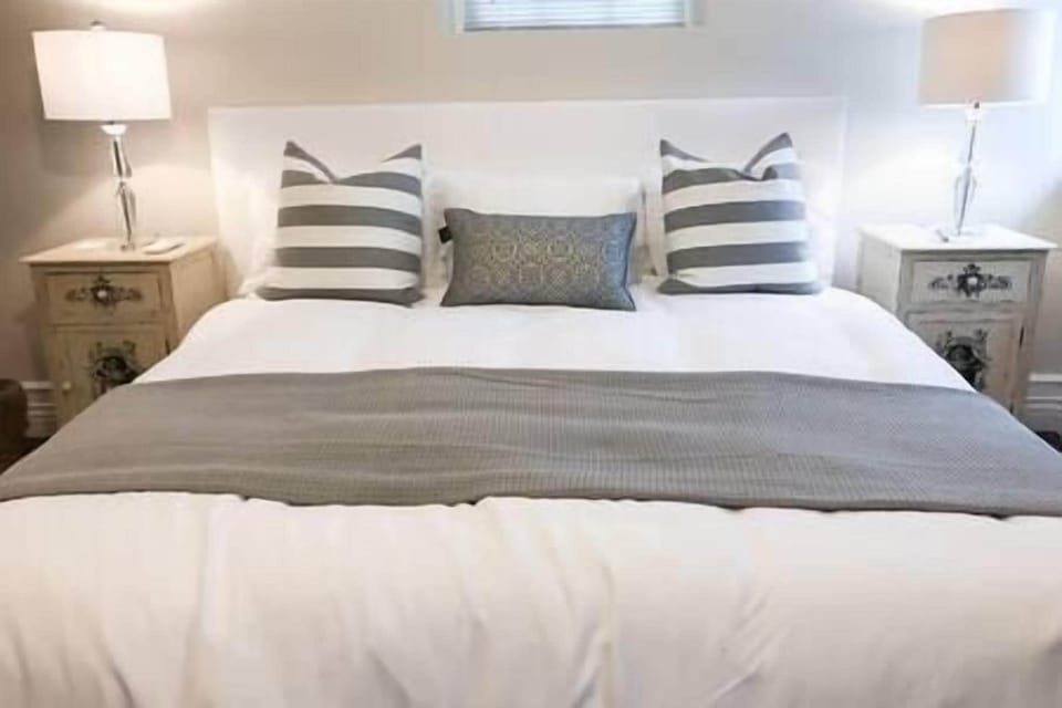 Primary Bedroom (King Size Bed)