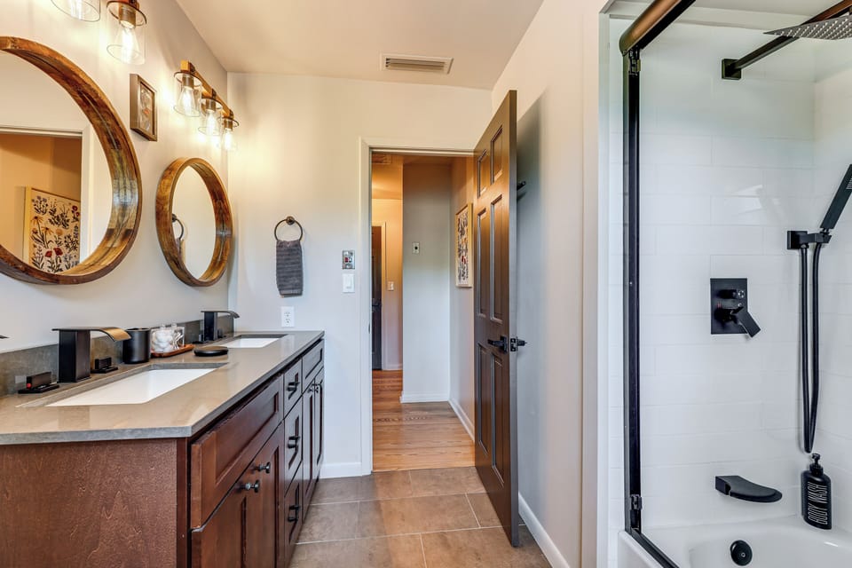 Full Bathroom | Double Sinks | Towels Provided