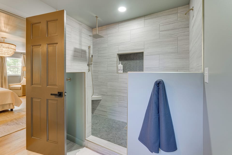 En-Suite Bathroom | Shower | Complimentary Toiletries