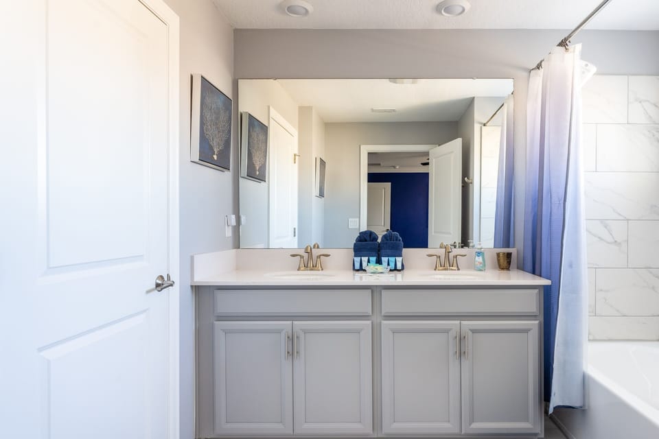 Indoors, Sink, Double Sink, Bathtub, Tub