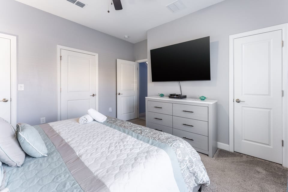 Indoors, Screen, Home Decor, Bed, Furniture