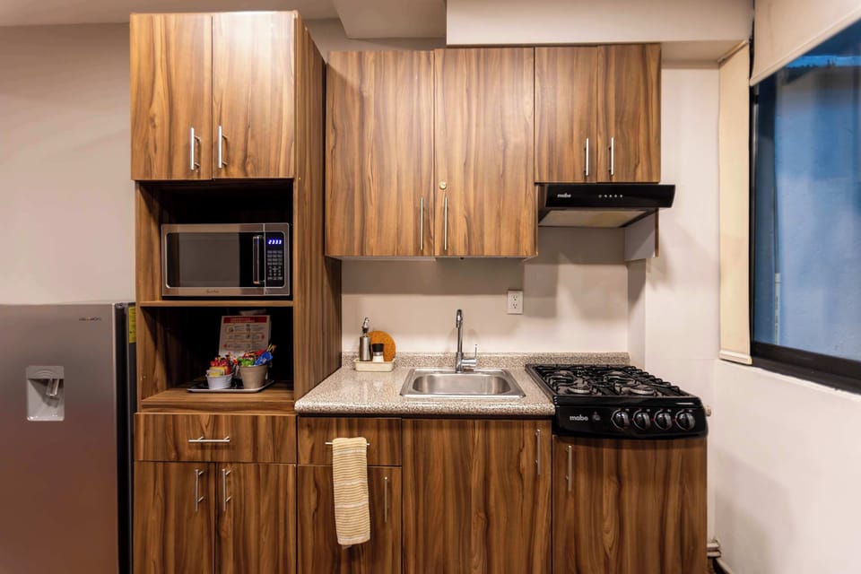 Kitchen & Dining Area