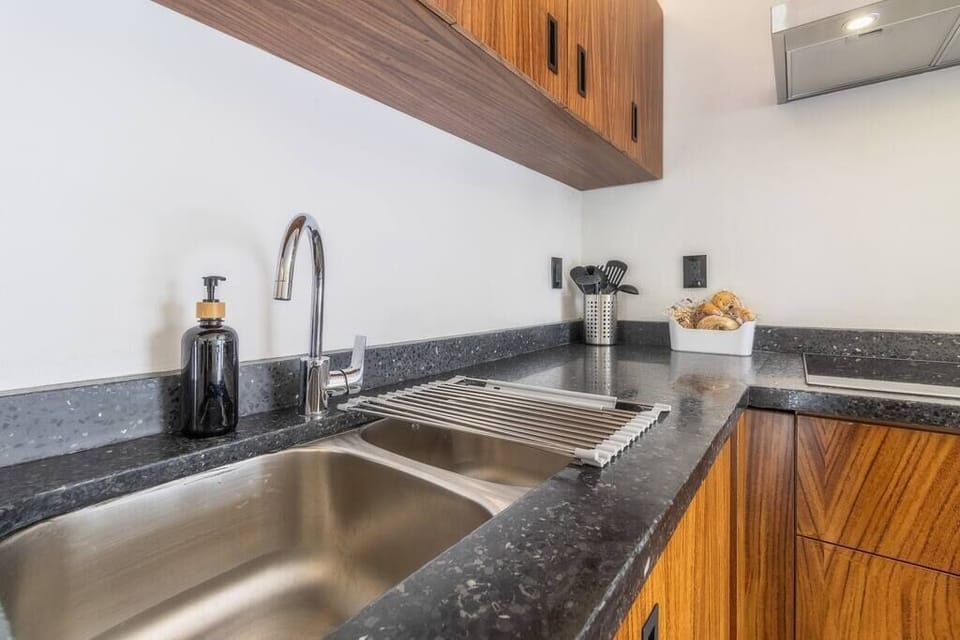 Complete kitchen/dinning area 