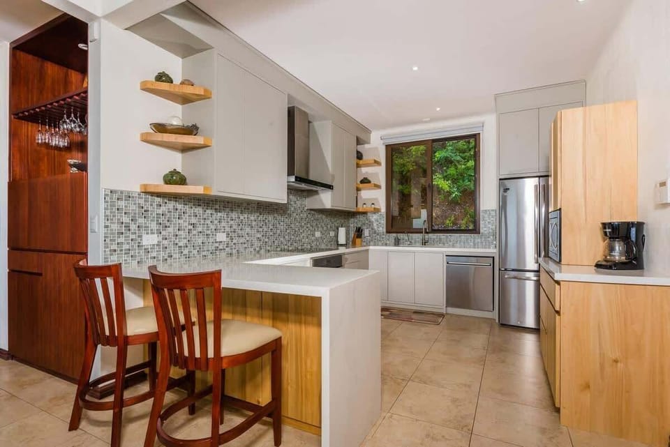 Kitchen area, stainless steel appliances