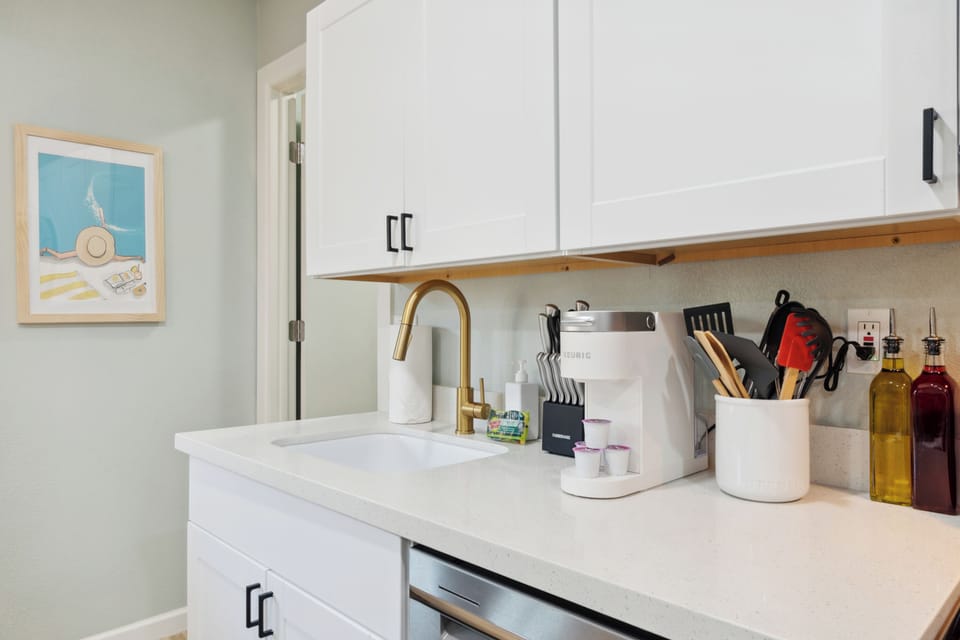 This efficiency kitchen is complete with all the major appliances and cookware.  