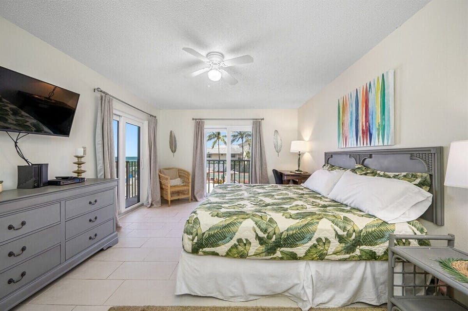 Master bedroom with Pool & Gulf-view