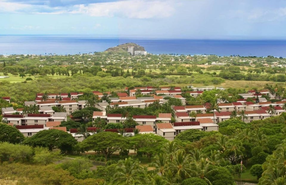 Makaha Valley and views towards the ocean