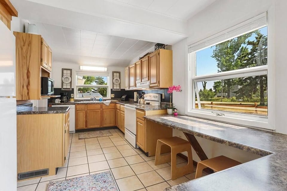 Full kitchen with all cooking essentials