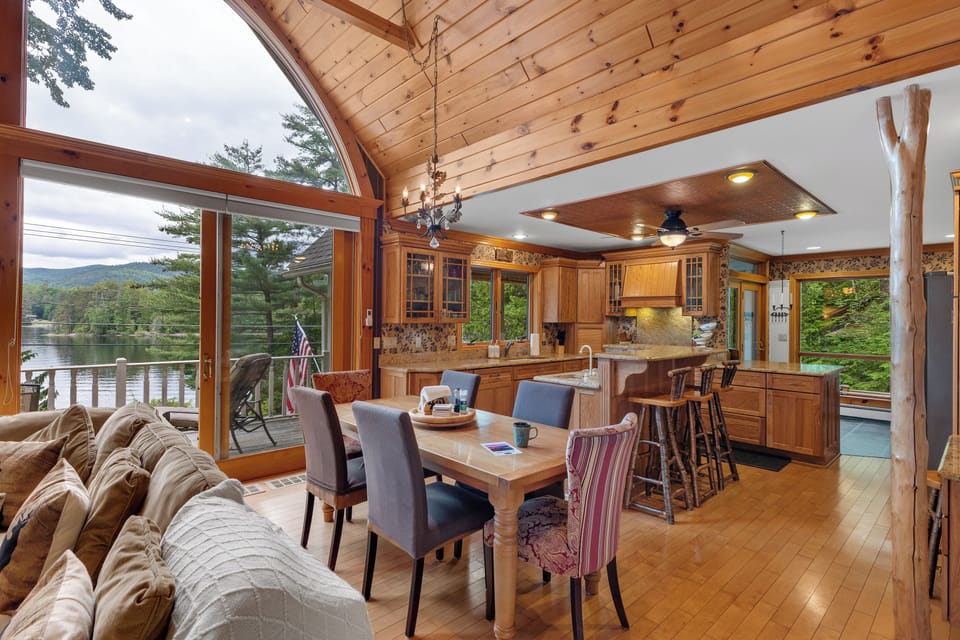 Open floor plan - main floor