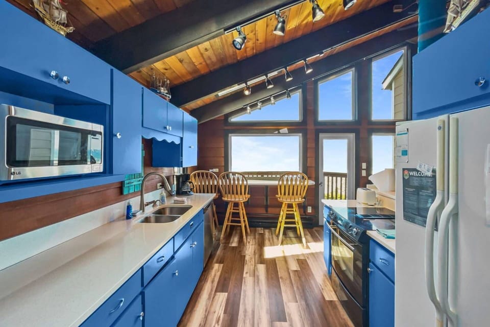 Cook delicious meals for breakfast, lunch, and dinner in this fully equipped kitchen. We suggest grabbing some seafood from a local market.