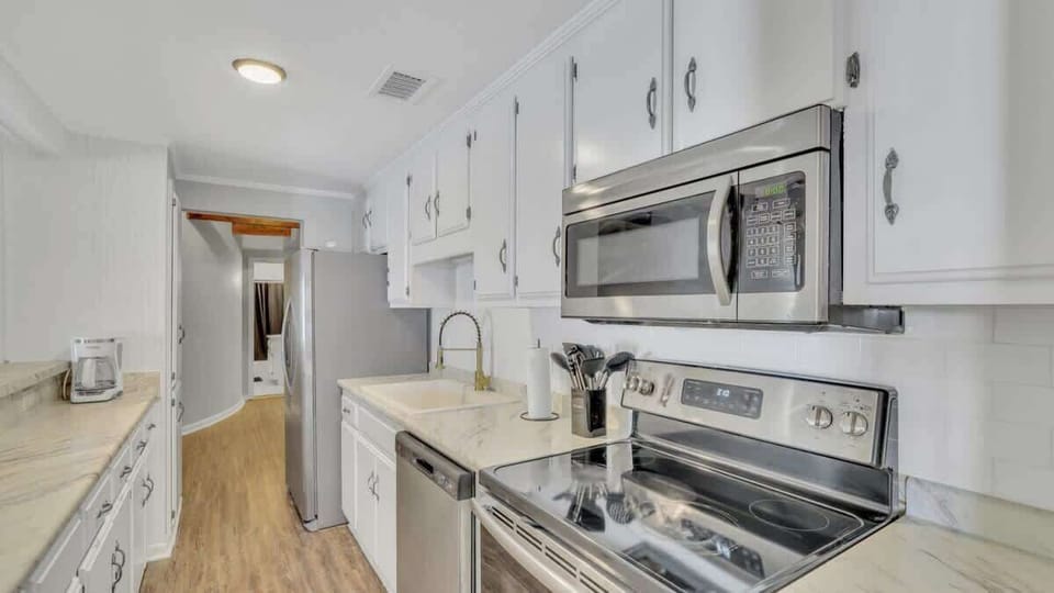 A view of the kitchen!