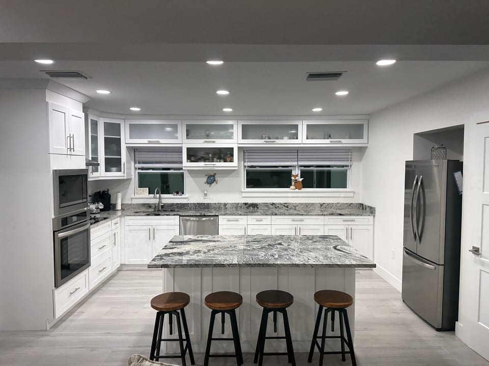 Extra large kitchen with eat-in bar