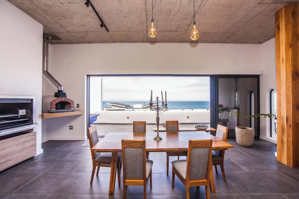 Dining area , pizza oven, braai