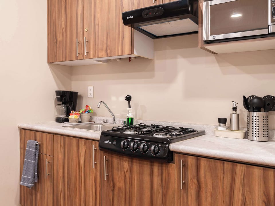Kitchen & Dining Area