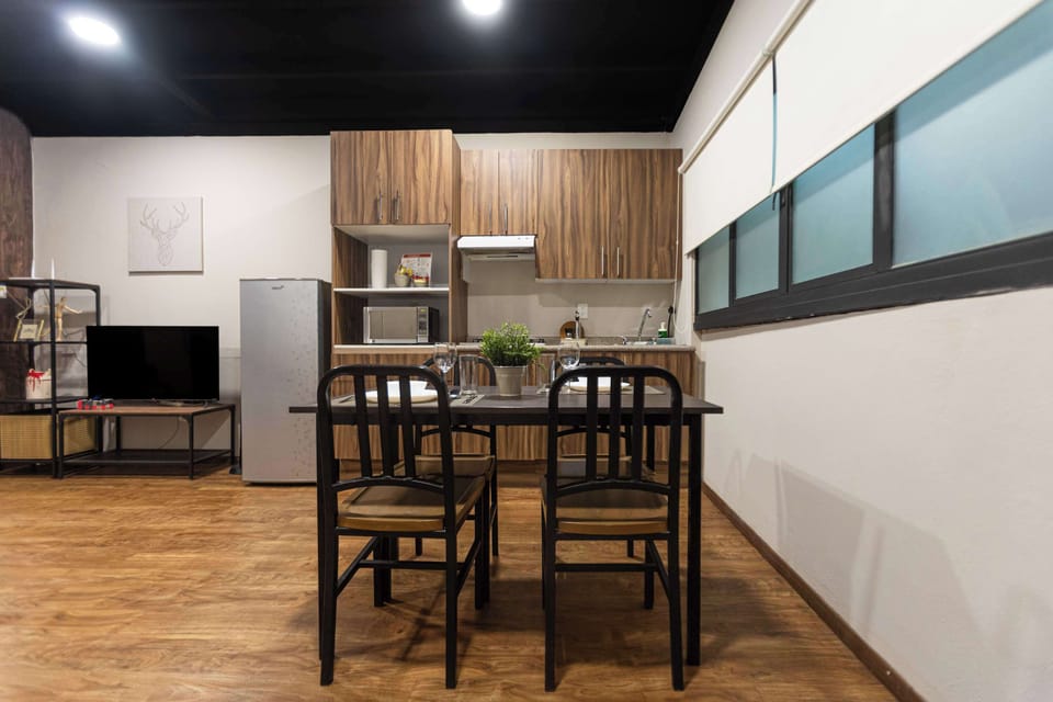 Kitchen & Dining Area