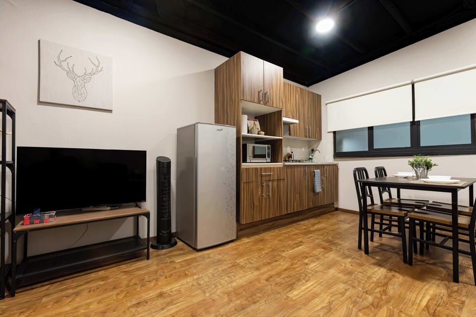Kitchen & Dining Area