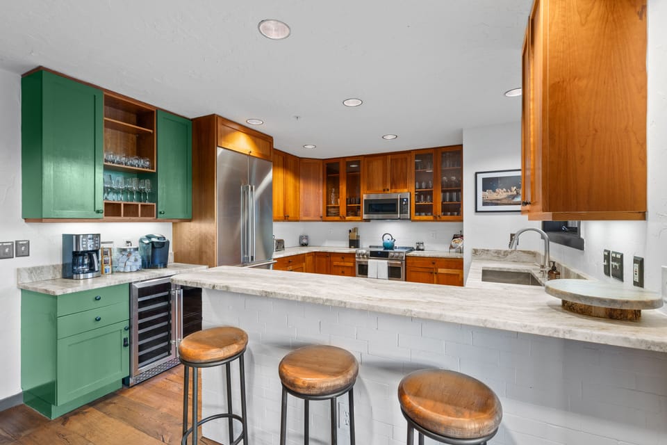 Love the recently remodeled kitchen with new appliances! 