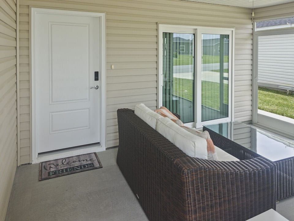 Front Entrance / Lanai