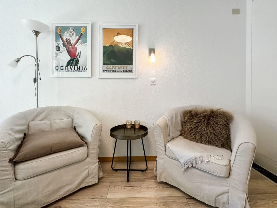 Two comfortable armchairs with a small table, ideal for coffee.