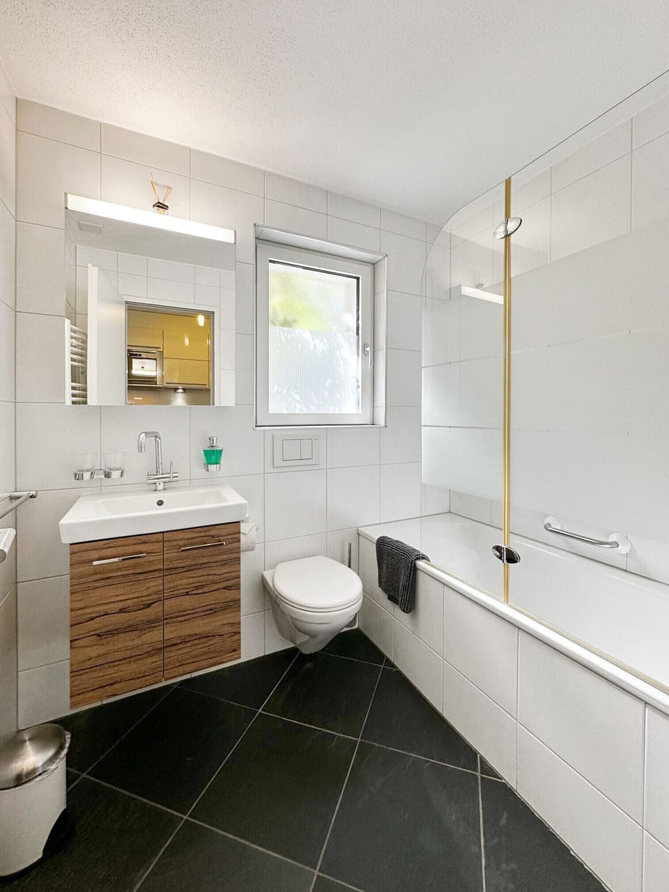Spacious, functional bathroom with bath, WC and washbasin.